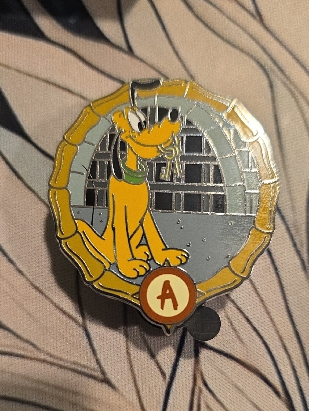 Disney pin 166029 Pluto with Keys Pirates of the Caribbean Adventureland mystery